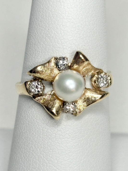 Retro 14k gold ring with Akoya pearl and diamonds.