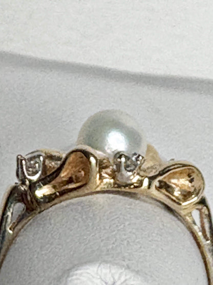 Mid Century retro Japanese Akoya cultured pearl and diamond bow ring in solid 14k gold.