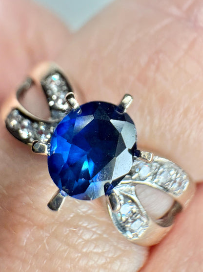 Oval sapphire and diamond ring in white gold.