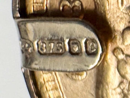 Gold pendant with 375 hallmark and a coin featuring Queen Victoria.