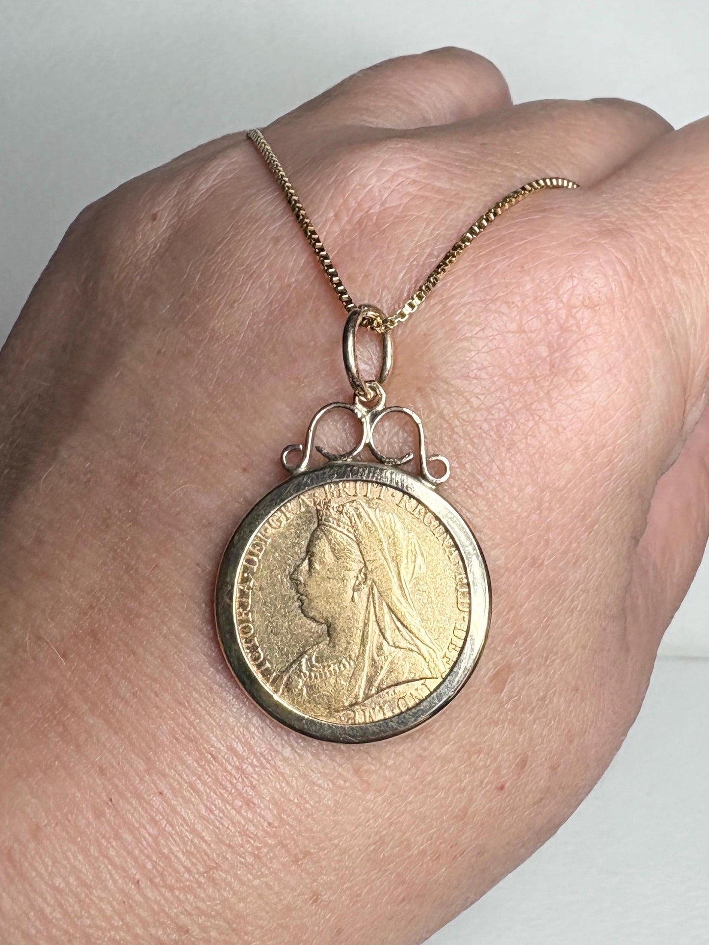 Gold coin pendant with Queen Victoria and a gold chain.