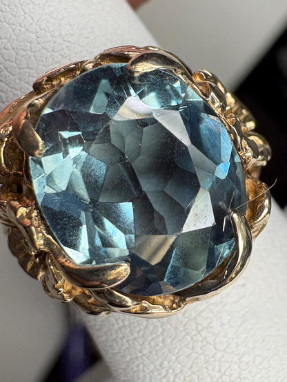 Large mid-century 10k gold ring with a blueish synthetic spinel and floral details.