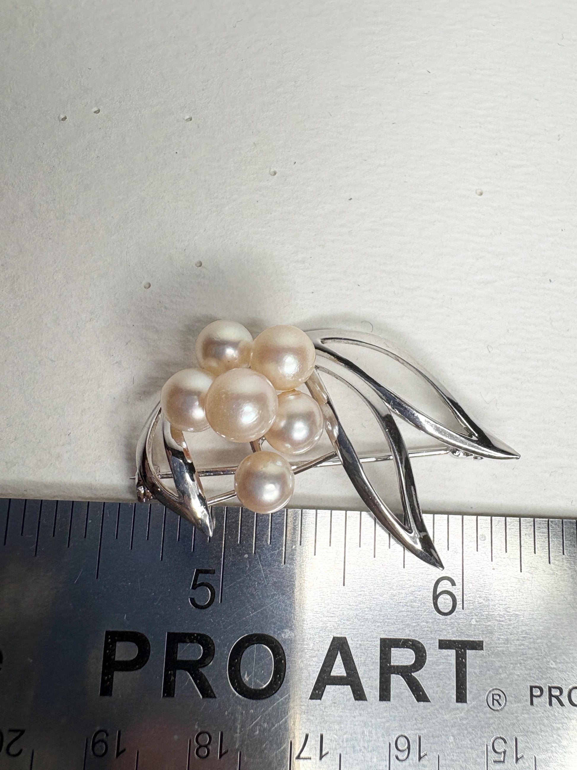 Vintage Japanese Akoya cultured pearl brooch in sterling silver.