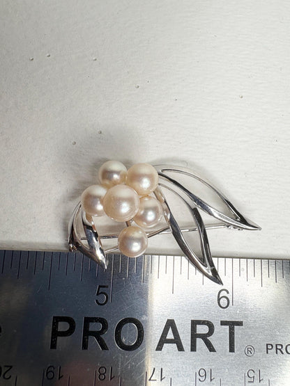 Vintage Japanese Akoya cultured pearl brooch in sterling silver.