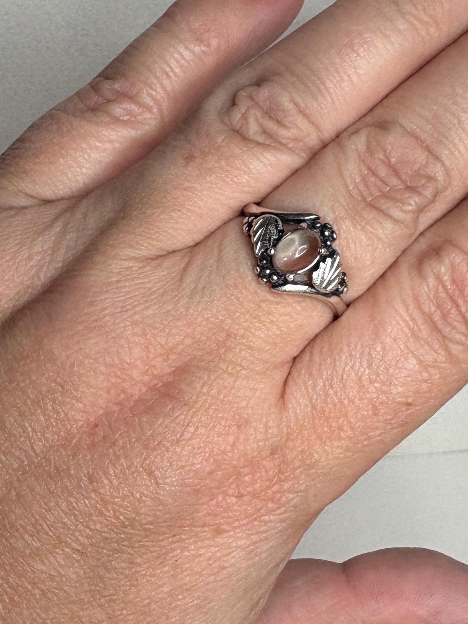 Vintage Dakota Silver ring with bicolor Oregon sunstone cabochon in sterling silver, size 9.