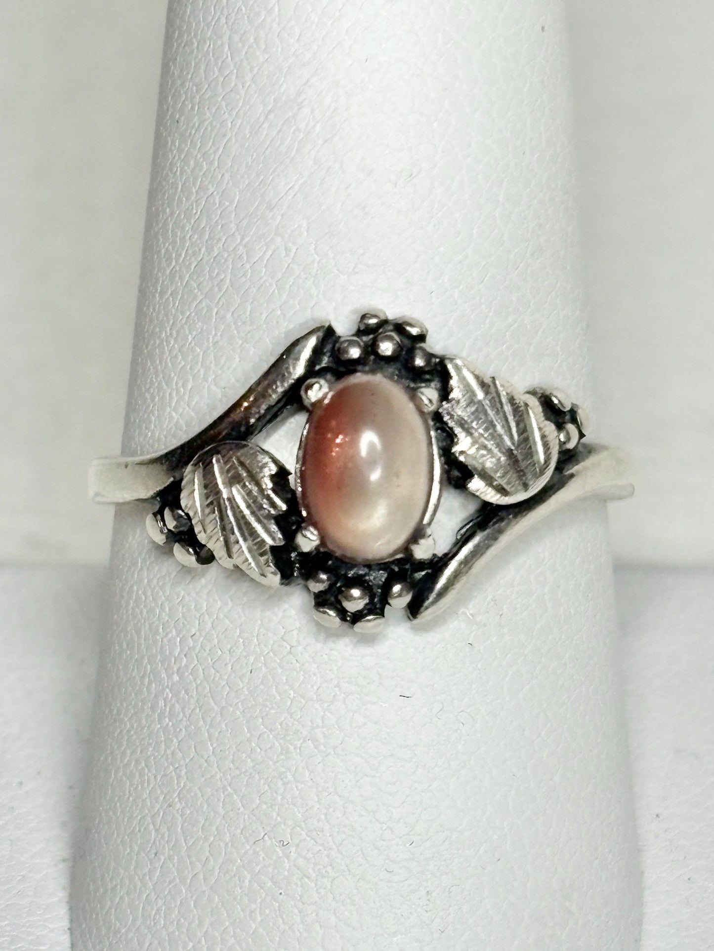 Vintage Dakota Silver ring with bicolor Oregon sunstone in sterling silver, size 9.