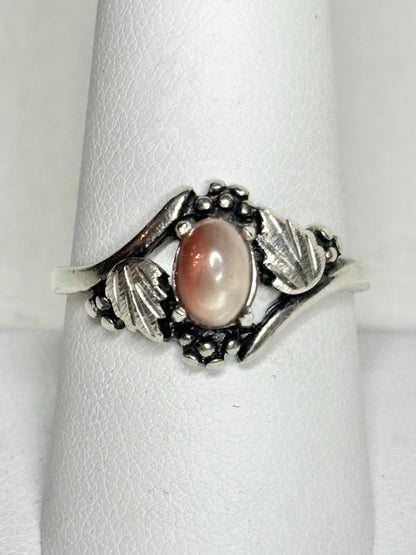 Vintage Dakota Silver ring with bicolor Oregon sunstone in sterling silver, size 9.