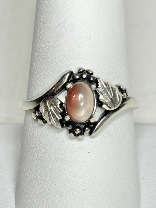 Vintage Dakota Silver ring with bicolor Oregon sunstone in sterling silver, size 9.