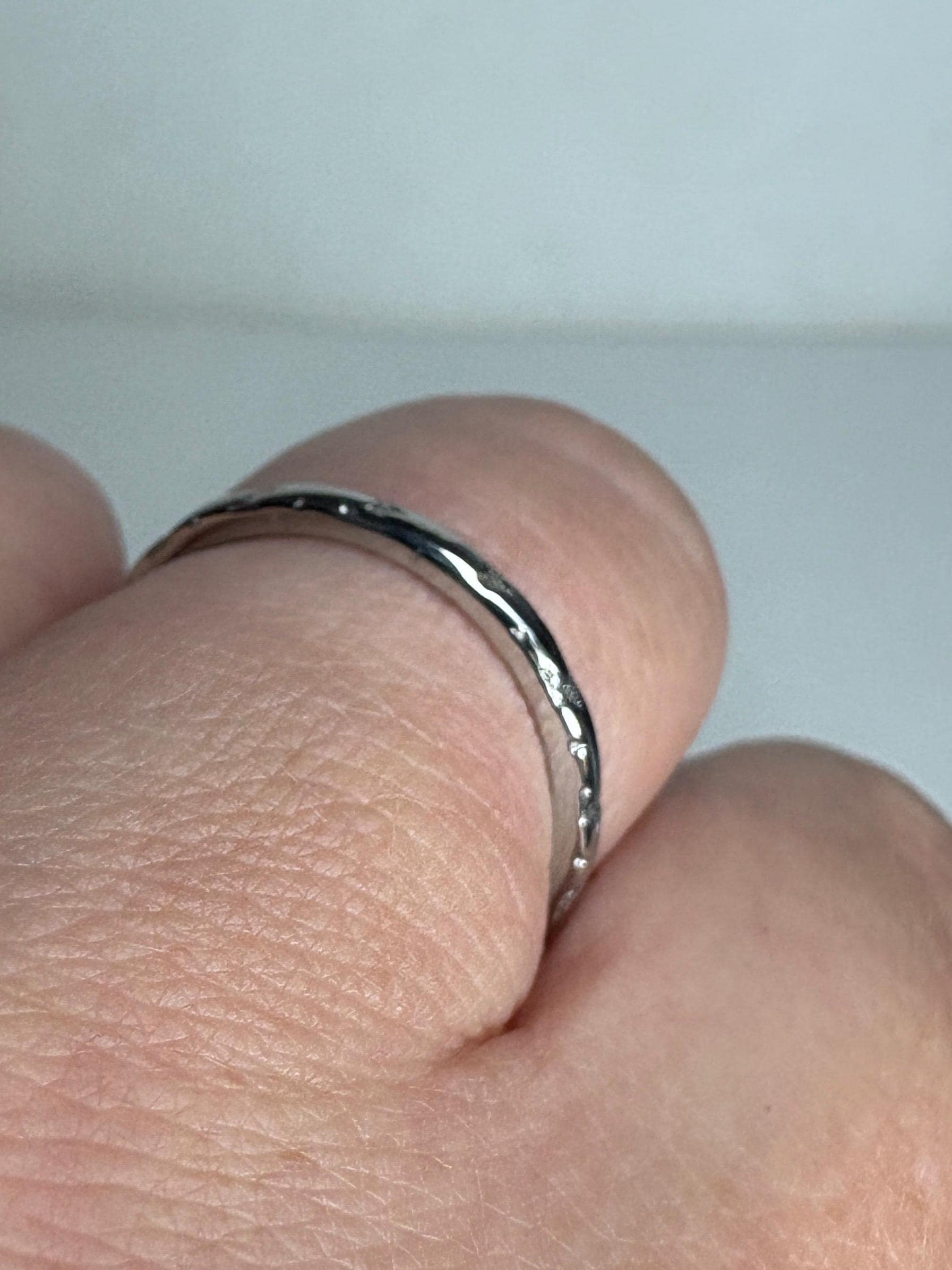 Retro 18k white gold chevron pattern band ring, size 6.75.
